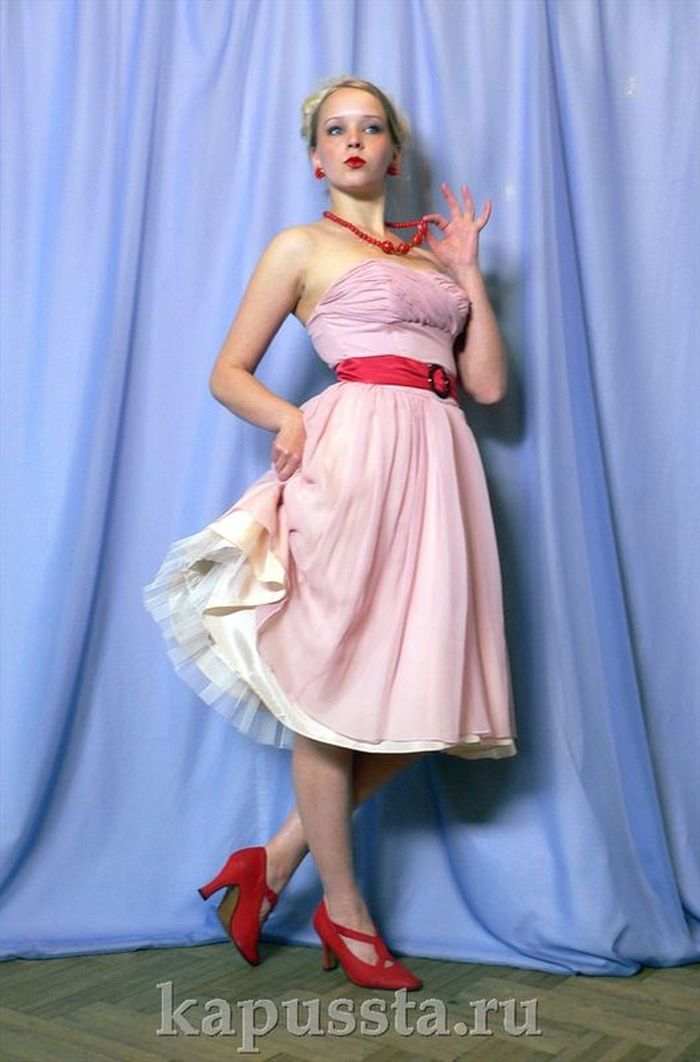 Платье стиляжное розовое